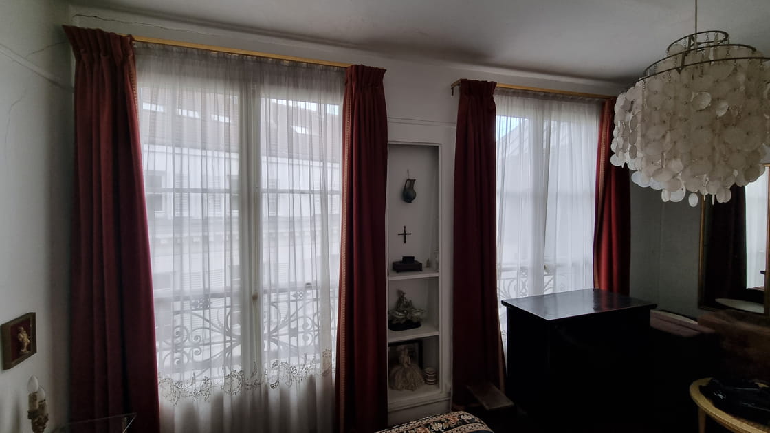 Avant&nbsp;: une chambre &agrave; coucher tr&egrave;s encombr&eacute;e