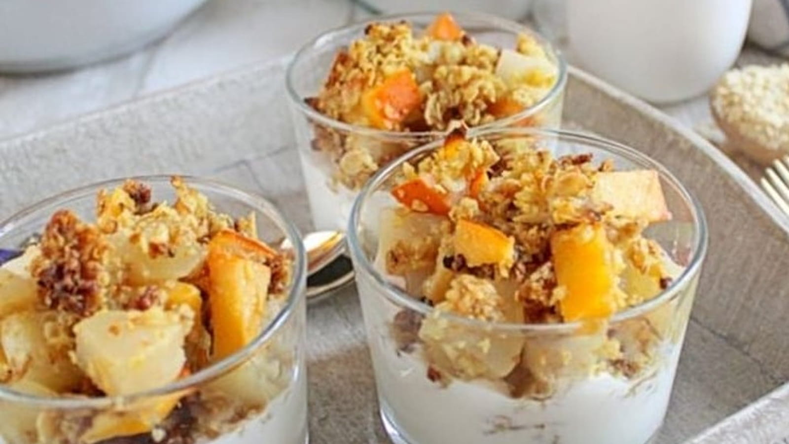 Parfaits de crumble poire et kaki aux épices et flocons de céréales (sans gluten)