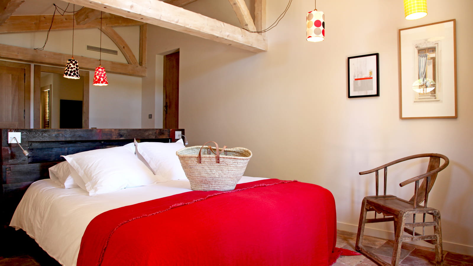 Tête de lit en palettes de bois foncé