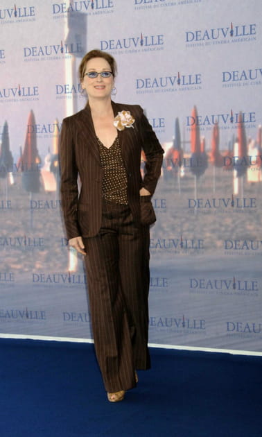 Meryl Streep en ensemble de costume marron et broche fleur
