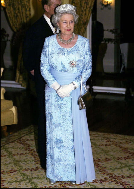 La reine Elizabeth II en robe longue bleue