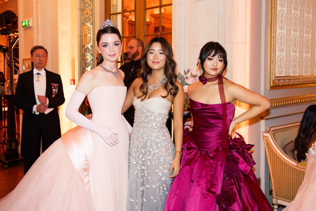Bal des D&eacute;butantes&nbsp;:&nbsp;Reagan Sacks, Sarah Bae et Alice Wang posent ensemble