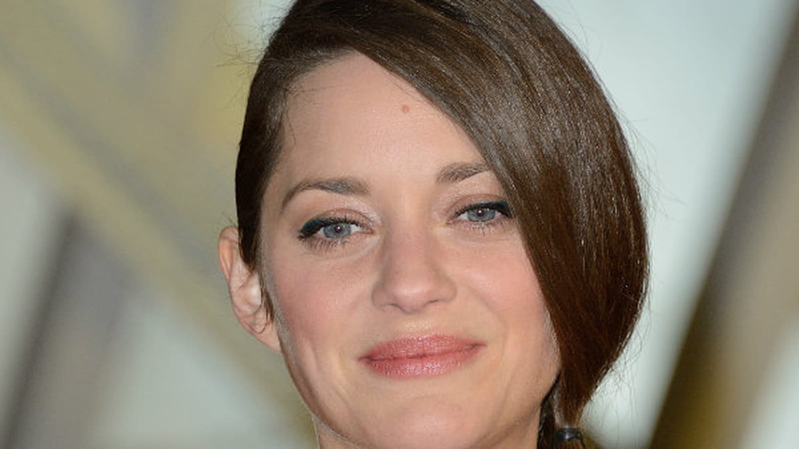 La queue-de-cheval one shoulder de Marion Cotillard
