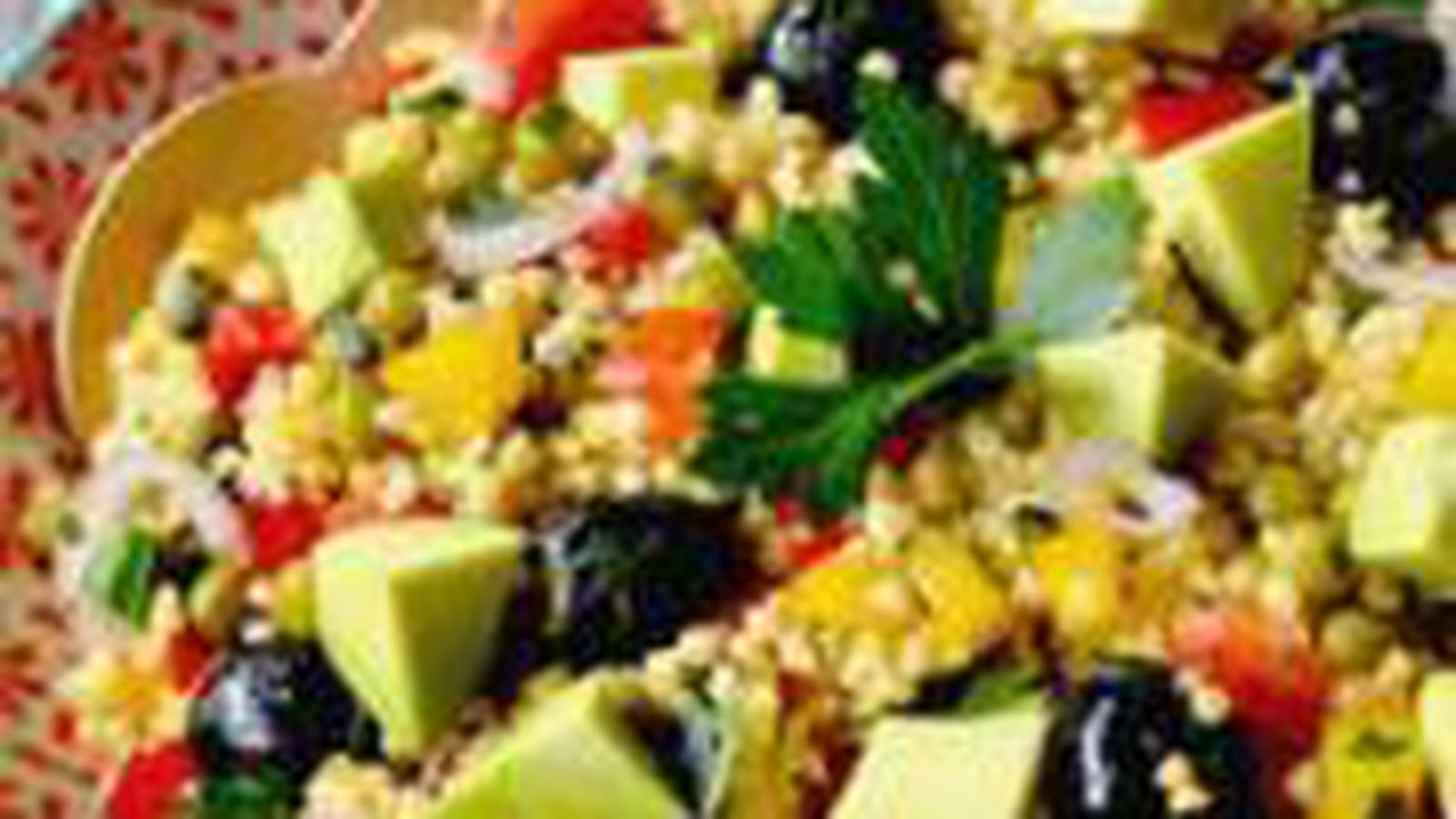Taboulé aux petits pois, poivrons, tomates, olives noires et avocat