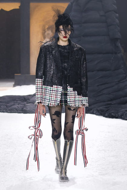 Veste en tweed et sequins et collants brod&eacute;s aper&ccedil;us&nbsp;sur le d&eacute;fil&eacute; Thom Browne