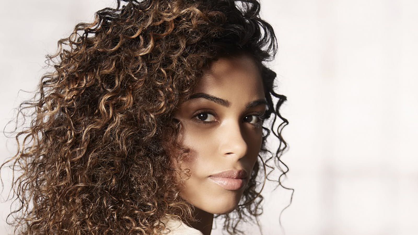 Les cheveux frisés libres