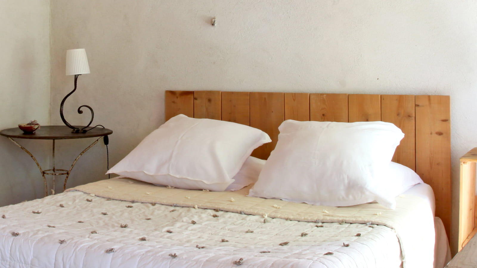 Tête de lit en bois brut 