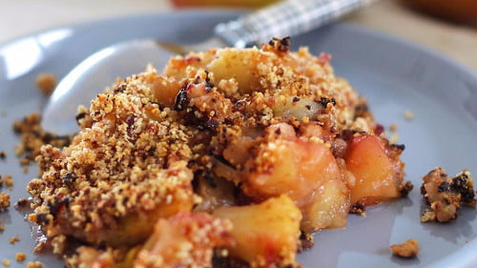 Crumble sans sucre ajouté aux pommes et prunes