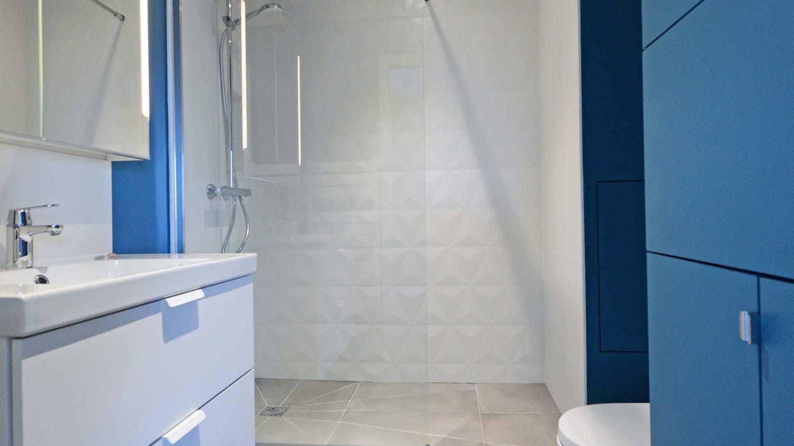 Salle de douche bien pensée 