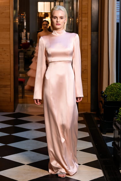 Robe &agrave; manches longues rose pastel aper&ccedil;ue sur le d&eacute;fil&eacute; Andrew Kwon