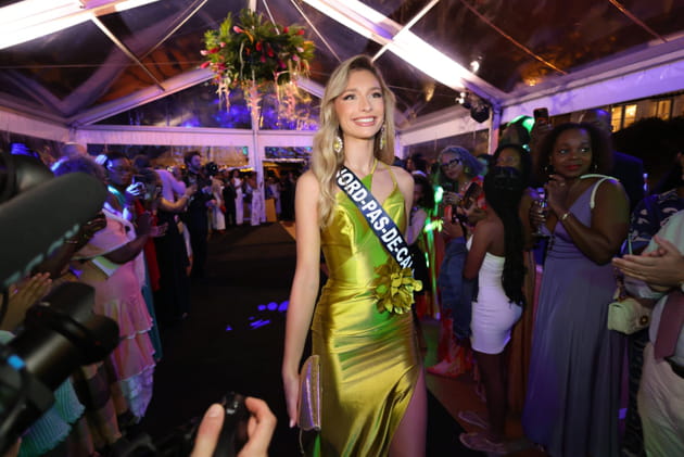 Miss Nord-Pas-De-Calais ose la robe dorée au gala pour les candidates à Miss France 2026