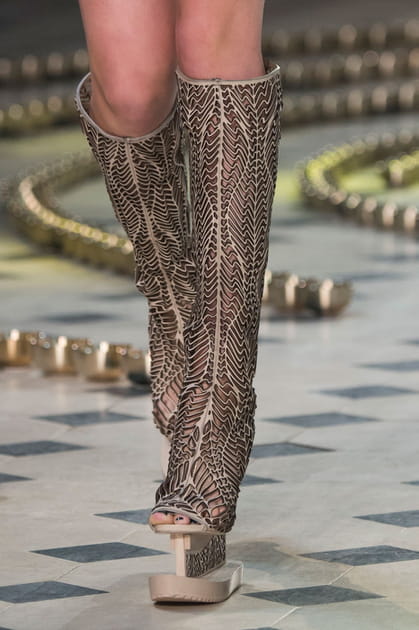Les bottes &agrave; plateforme du d&eacute;fil&eacute; Iris Van Herpen