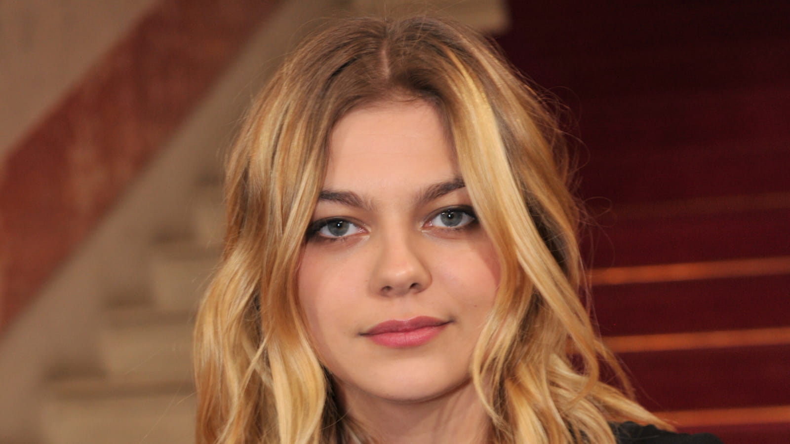 Le carré wavy de Louane Emera