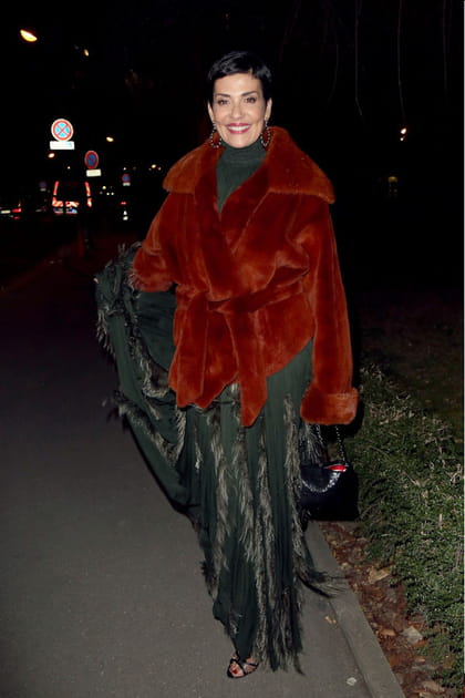 Cristina Cordula en manteau de fourrure rouge