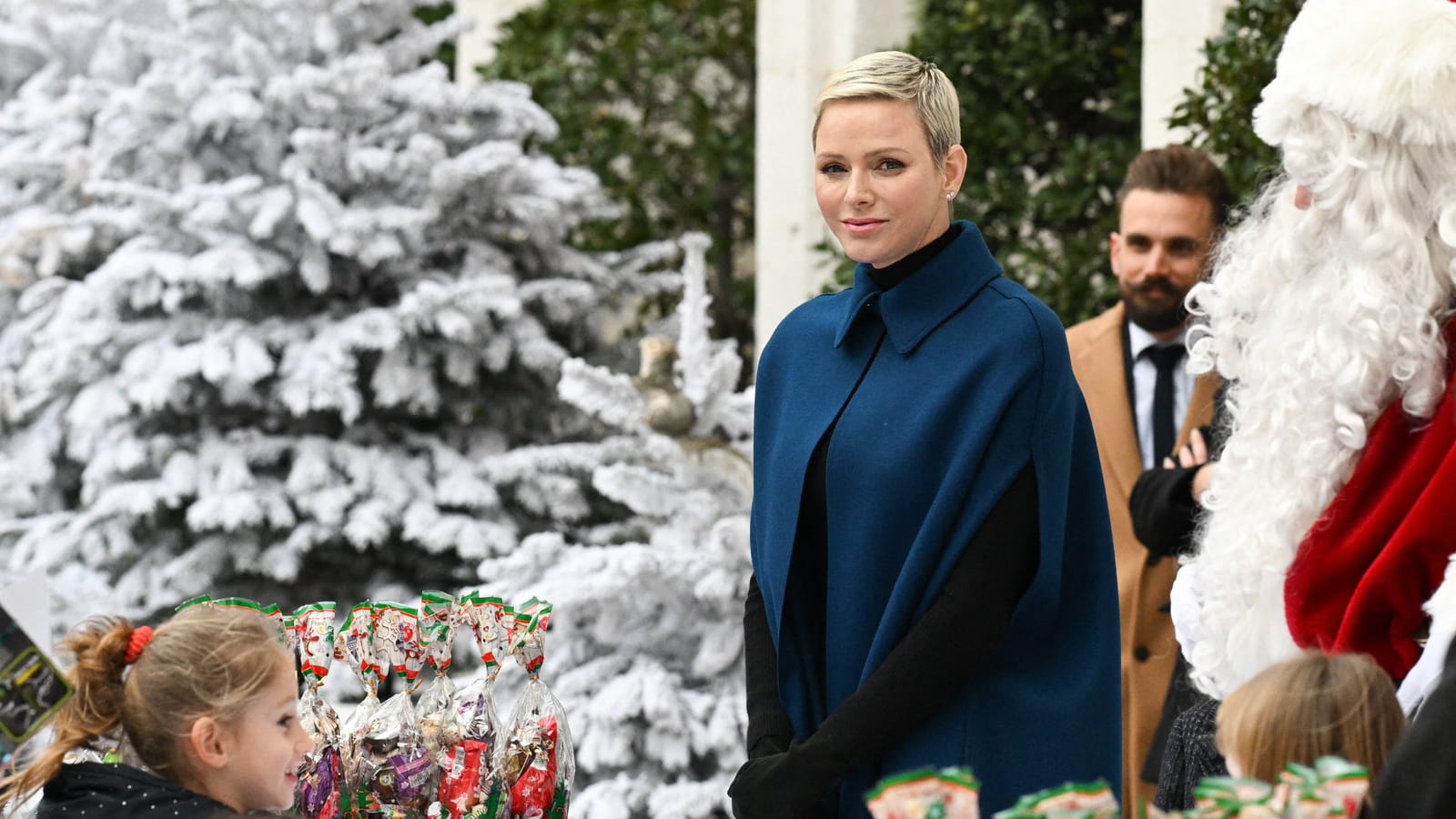 Charlene de Monaco gâte les petits monégasques de cadeaux de Noël