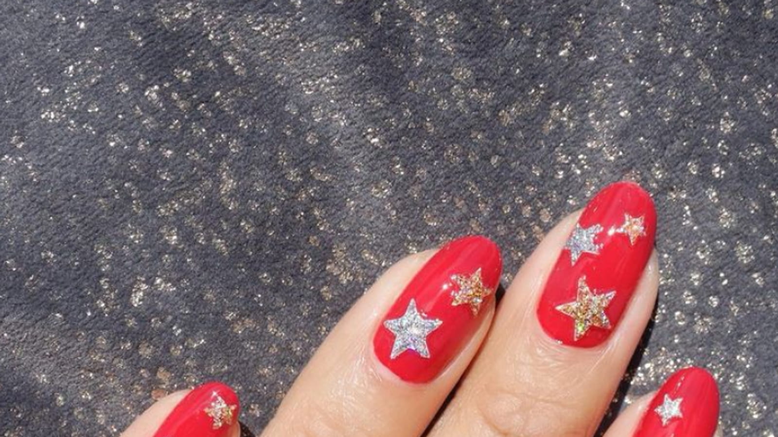 Ongles rouge étoilé