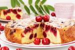 Plus léger qu'un clafoutis, ce gâteau moelleux à la cerise est aussi facile à préparer