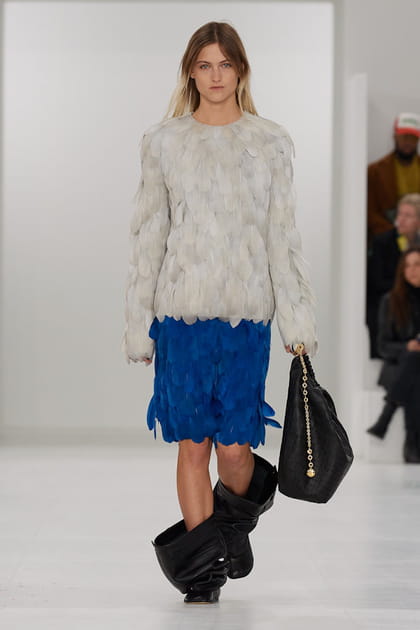 Pull gris et jupe bleu &agrave; plumes aper&ccedil;us sur le d&eacute;fil&eacute; Loewe