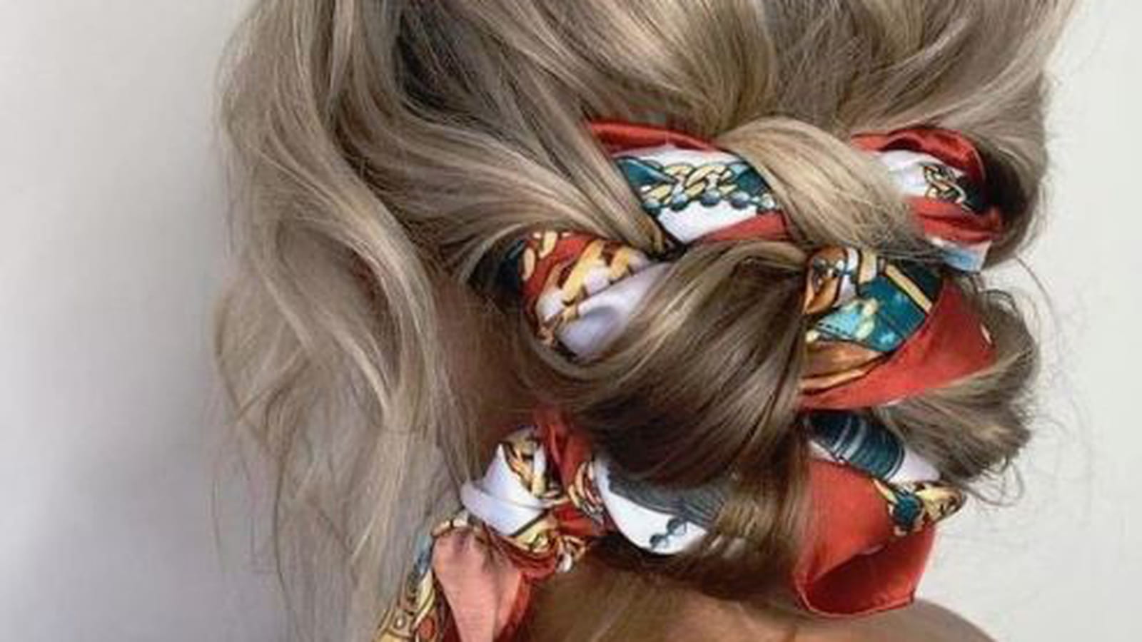 Le foulard entrelacé 
