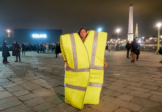 Un gilet jaune lors de la Fashion Week Homme à Paris