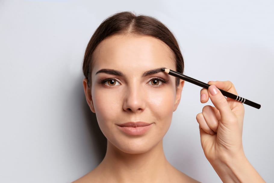 Crayon à sourcils : comment le choisir et bien l'appliquer ?