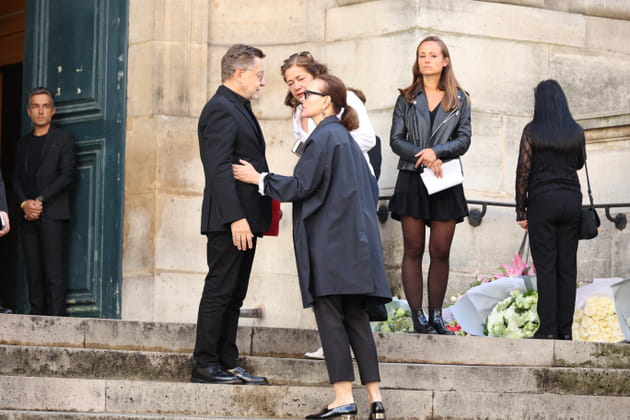 Carole Bouquet aper&ccedil;ue devant l'&eacute;glise Saint-Roch&nbsp;: fun&eacute;railles de Jane Birkin