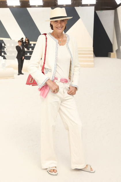 Ines de la Fressange en total look crème avec une veste en tweed