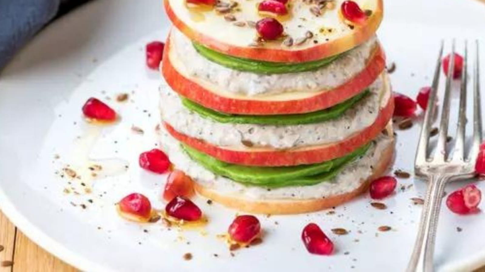 Millefeuille aux Pink Lady, rillettes de sardine, avocat et grenade