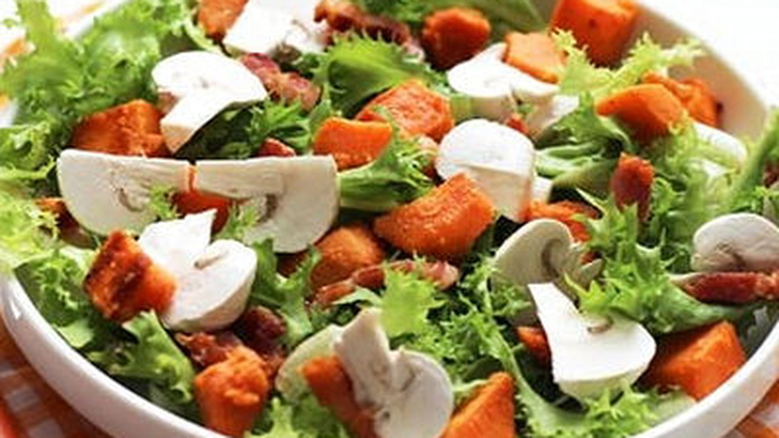 Salade frisée avec patate douce, lardons et champignons