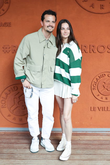 Juan Arbelaez en pantalon blanc et veste beige et Cassandre Verdier en jupe plissée et polo à rayures