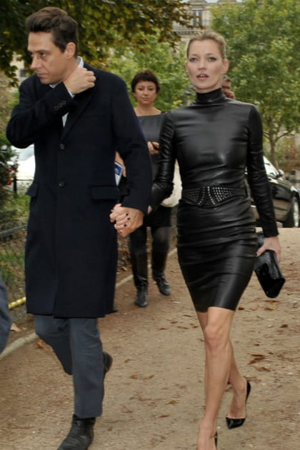 Kate Moss en robe noire en cuir