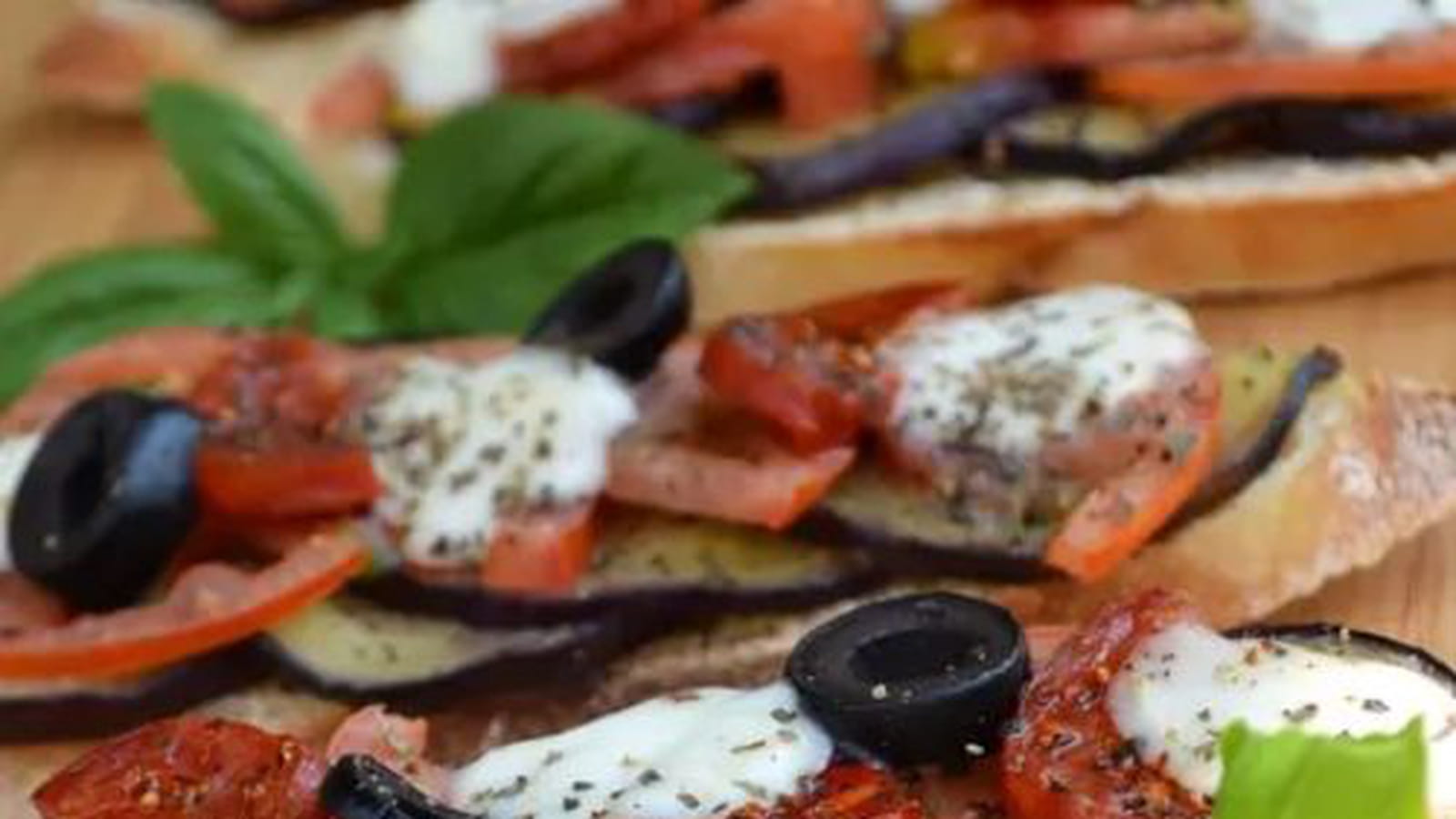Bruschettas aux aubergines grillées, tomates, chorizo et mozzarella