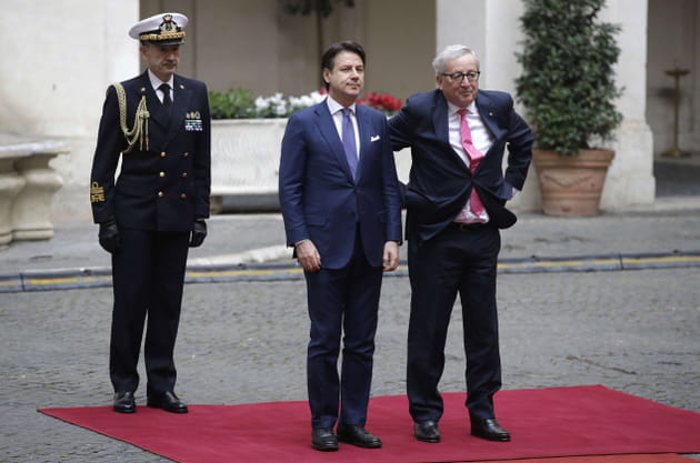 Jean-Claude Juncker r&eacute;ajuste son pantalon