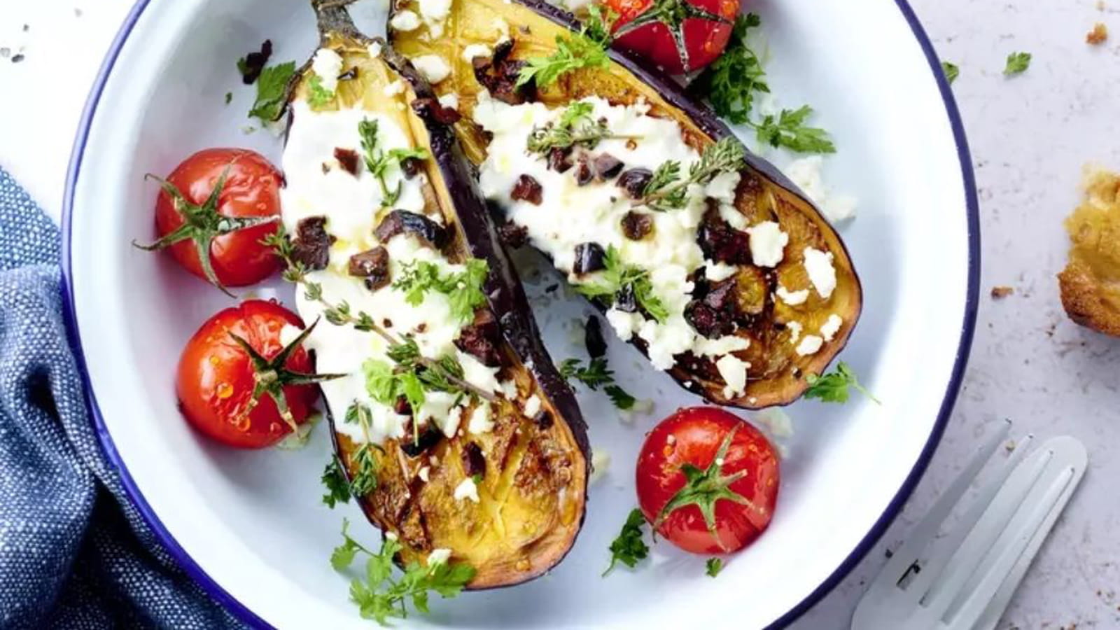 Aubergines rôties aux olives noires, yaourt grec et féta