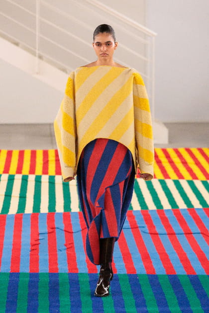 Jupe &agrave; rayures et top oversize&nbsp;aper&ccedil;us&nbsp;sur le d&eacute;fil&eacute; Sunnei