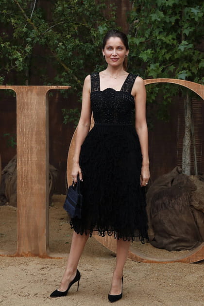 Laetitia Casta en robe noire en dentelle et larges bretelles Dior