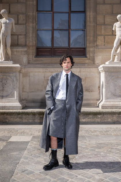 Penn Badgley en longue veste et jupe grises au défilé Valentino printemps-été 2024