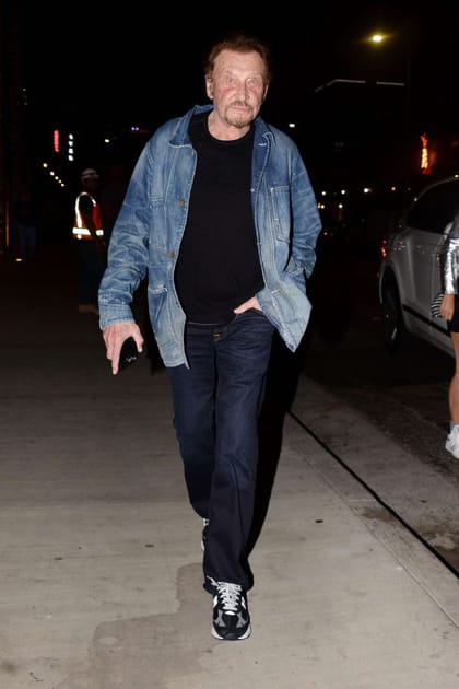 Johnny Hallyday en veste en jean et baskets