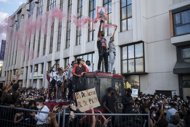 Les manifestants se r&eacute;unissent pacifiquement devant le tribunal de grande instance de Paris