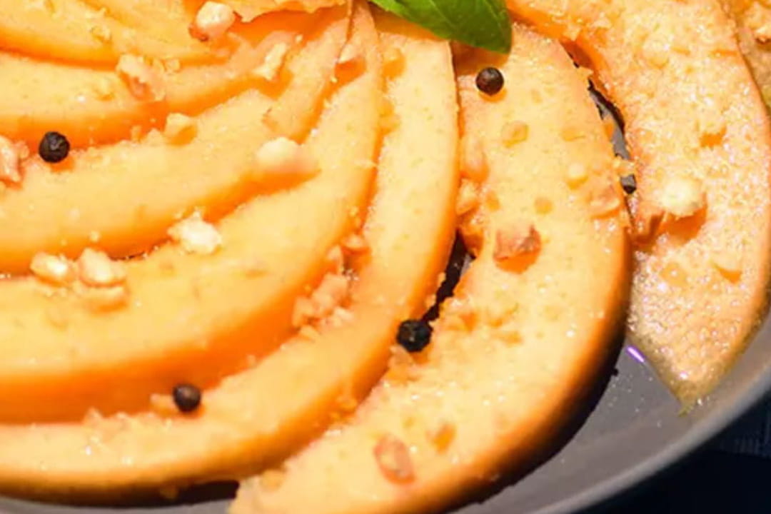 Carpaccio de Melon sauce vinaigrette agrumes et cacahuètes