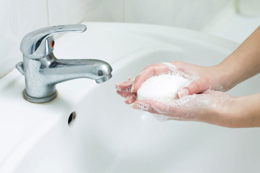 Comment bien se laver les mains pour faire partir les microbes ?