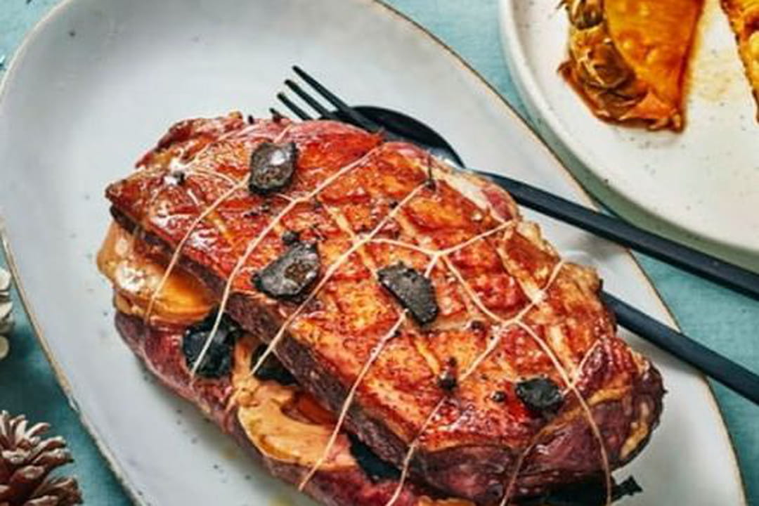 Rôti de magret de canard farci au foie gras et à la truffe, ananas rôti