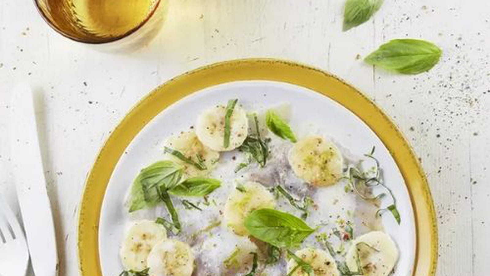 Carpaccio de bar à la banane et au lait de coco
