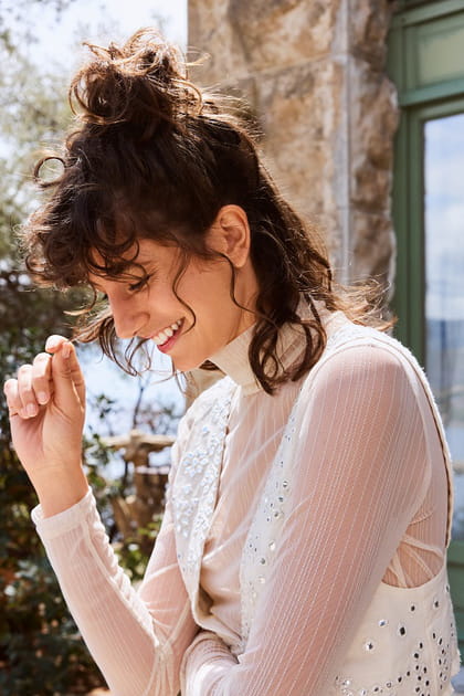 Le carr&eacute; avec demi-chignon ondul&eacute;