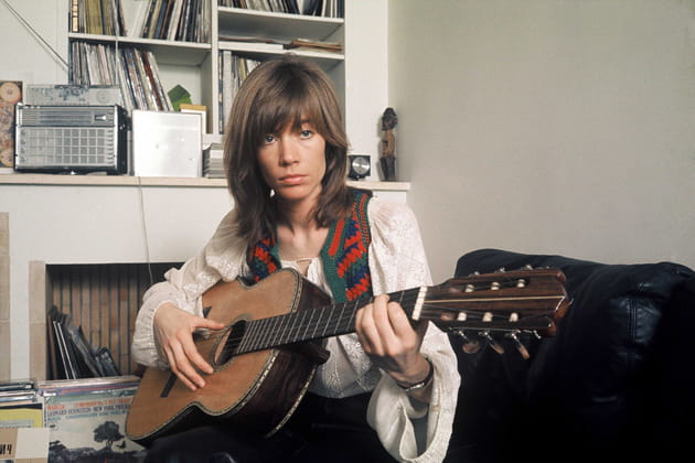 Françoise Hardy jouant de la guitare chez elle