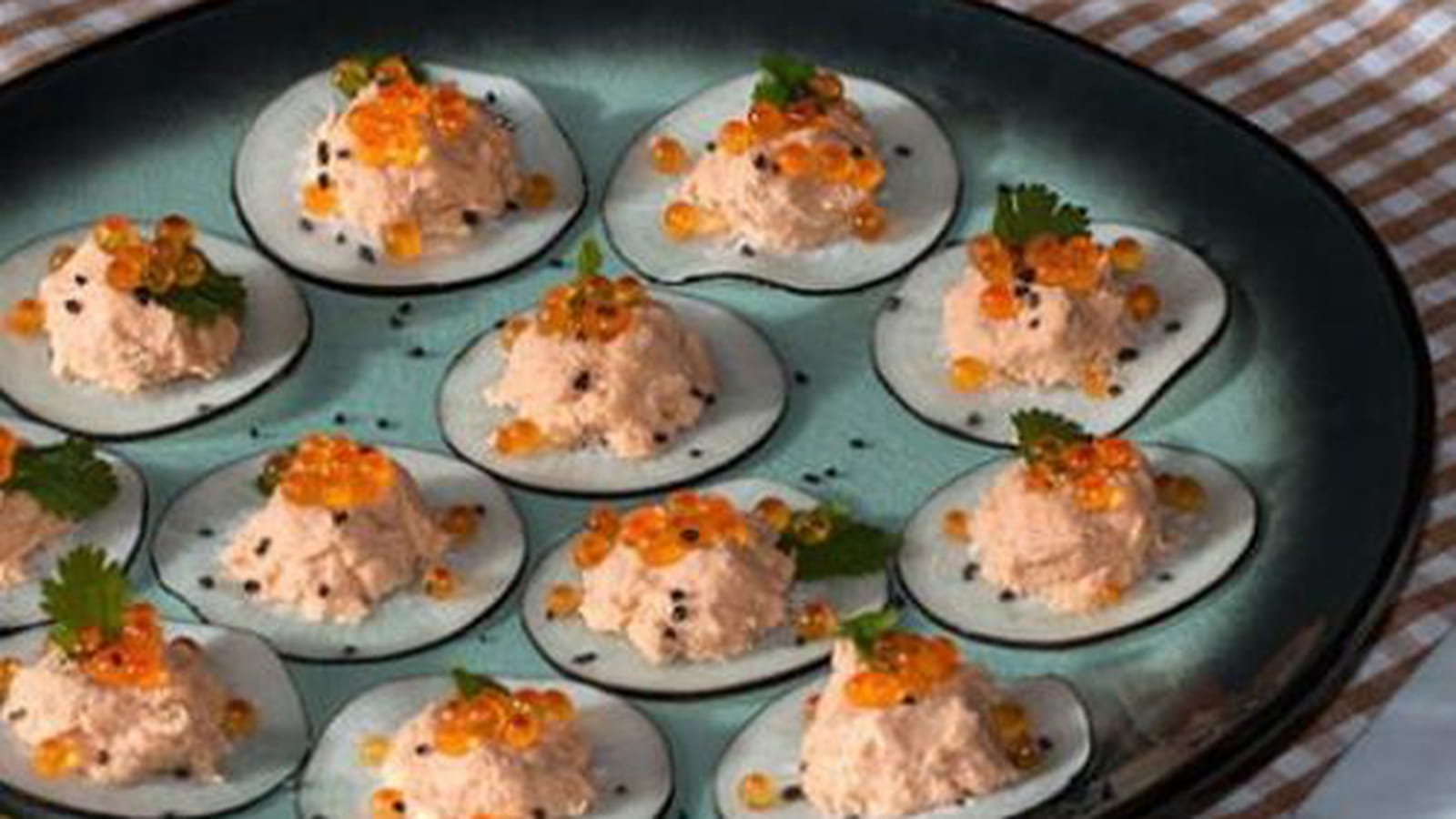 Bouchées de radis noir aux rillettes de saumon