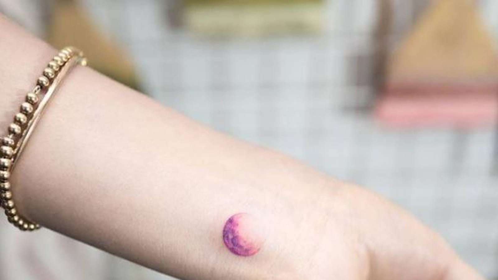 Lune rose sur le poignet