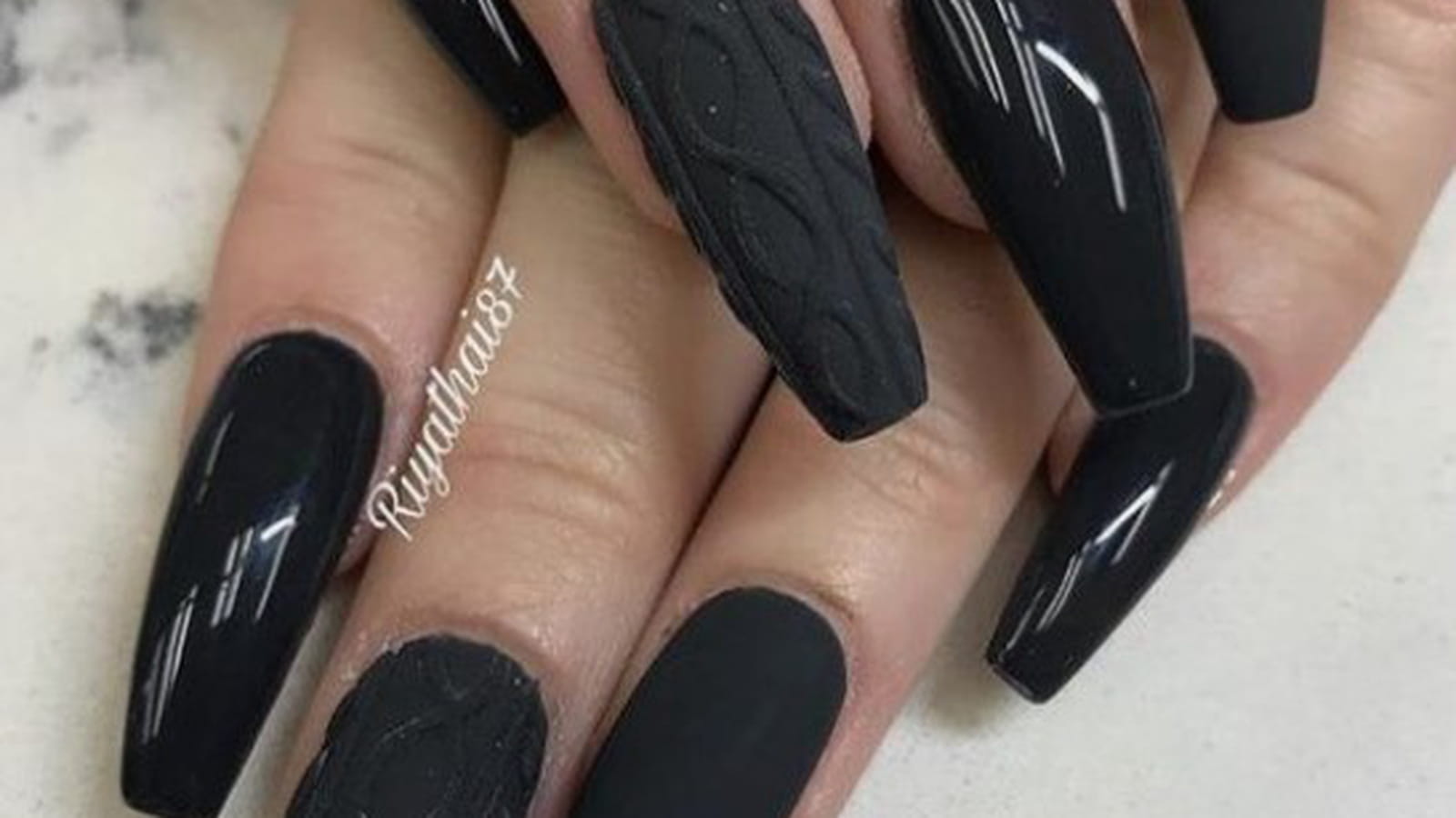 Ongles effet pull noir