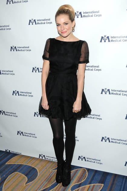 Sienna Miller en petite robe noire
