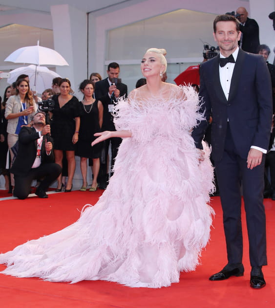 Lady Gaga, son truc en plume et Bradley Cooper